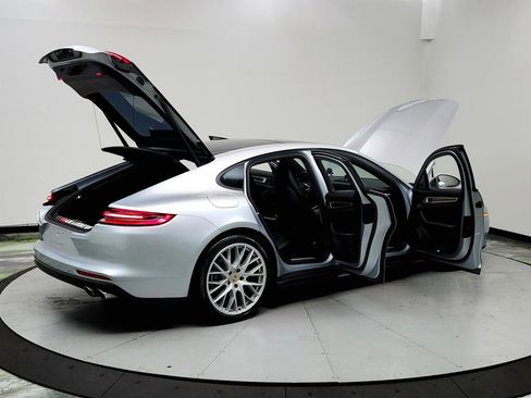 Used 2018 Porsche Panamera 4 image 11