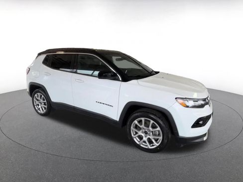 Used 2025 Jeep Compass Limited image 3
