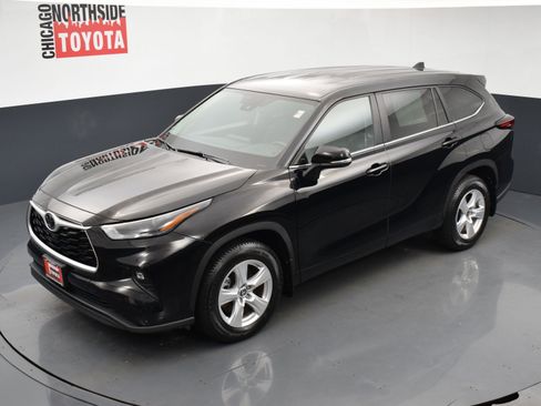 Used 2024 Toyota Highlander LE AWD/4WD image 26