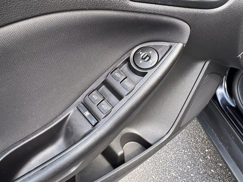 Used 2018 Ford Focus SE w/ SE Appearance Package FWD image 12