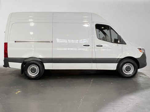 Used 2025 Mercedes-Benz Sprinter 2500 image 2