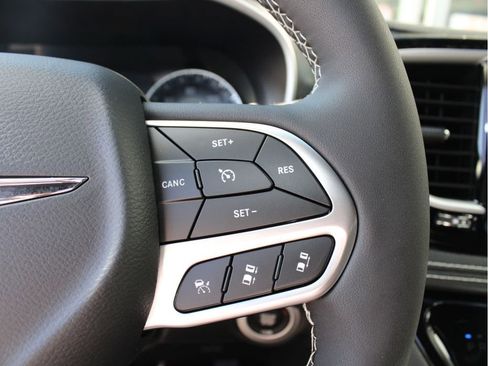 New 2026 Chrysler Pacifica Select image 14