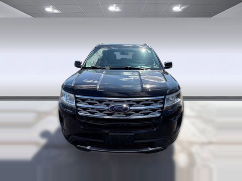 Used 2018 Ford Explorer XLT w/ Equipment Group 202A image 4