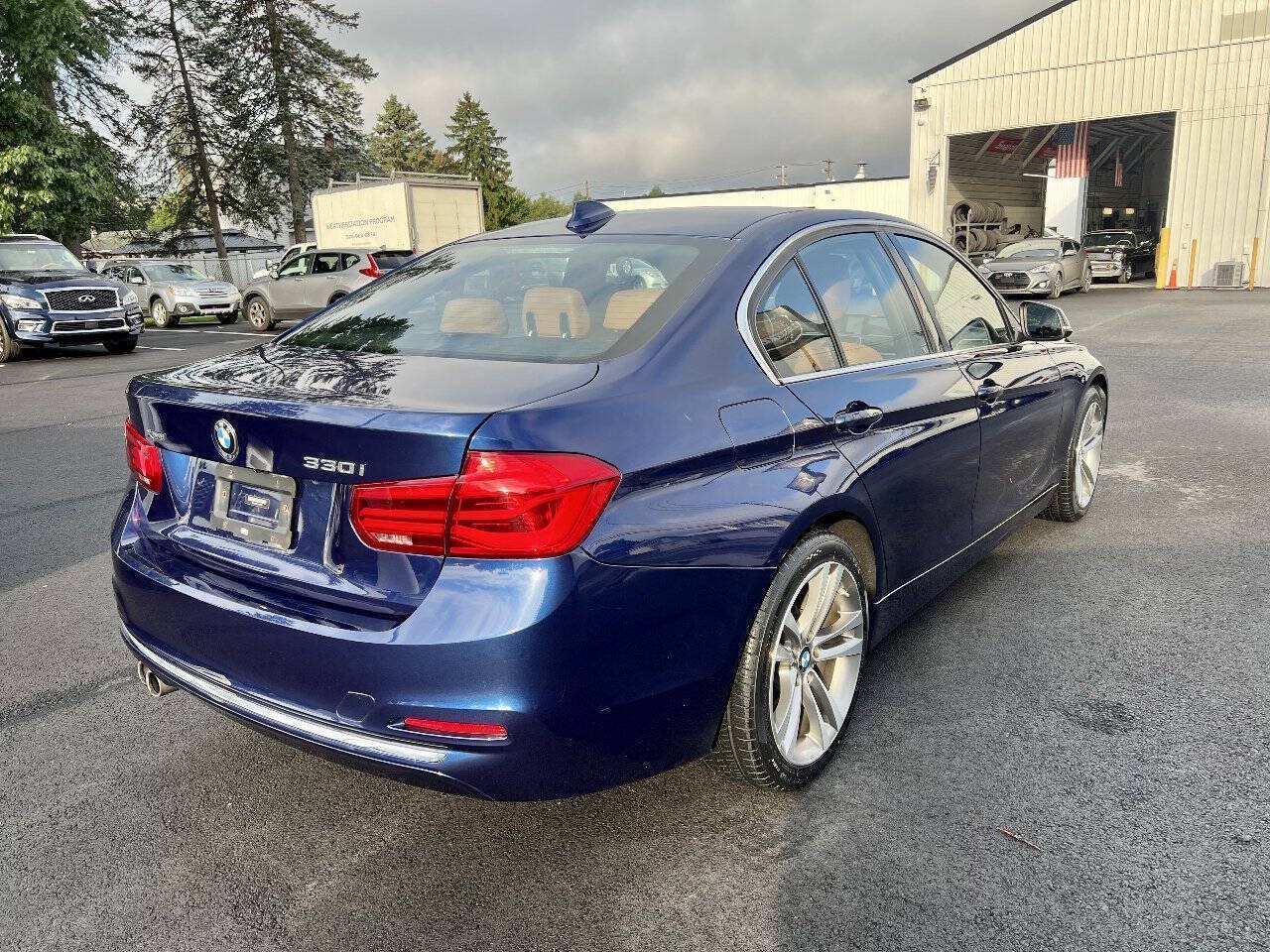 Used 2018 BMW 330i xDrive Sedan w/ Premium Package AWD/4WD image 5