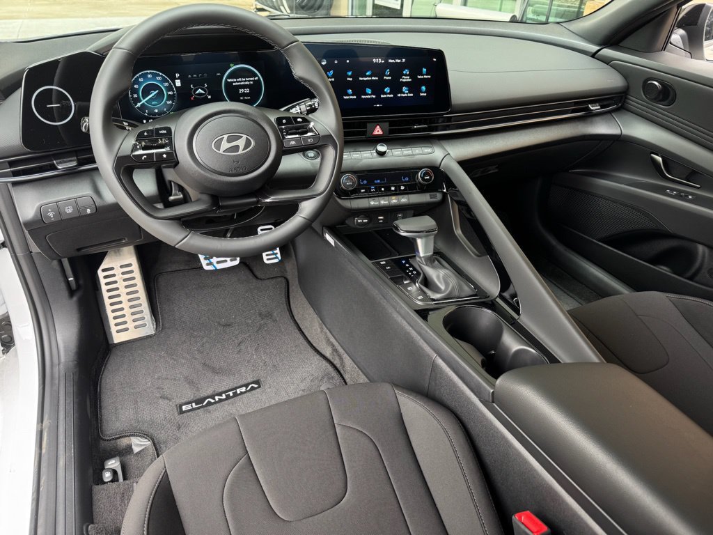 New 2025 Hyundai Elantra SEL FWD image 2