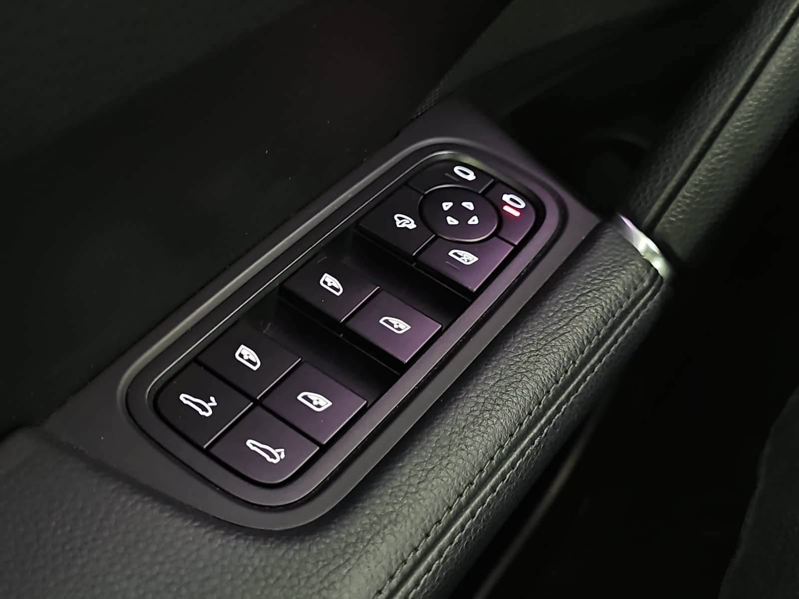 Used 2022 Porsche Cayenne Platinum Edition AWD/4WD image 27