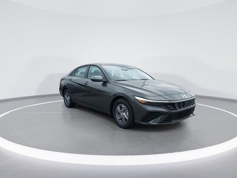 New 2026 Hyundai Elantra SE image 2