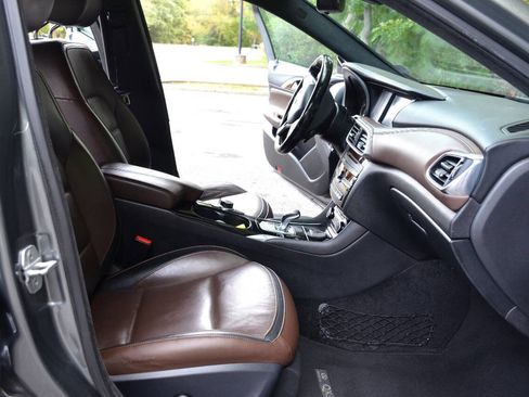 Used 2017 INFINITI QX30 Premium w/ Navigation Package image 16