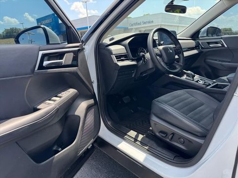 Used 2024 Mitsubishi Outlander FWD image 14