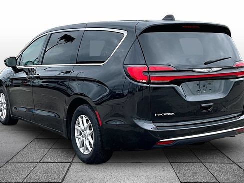 Used 2023 Chrysler Pacifica Touring-L FWD image 11