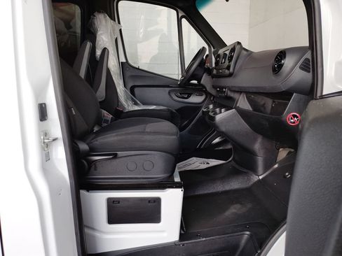Used 2024 Mercedes-Benz Sprinter 2500 image 11