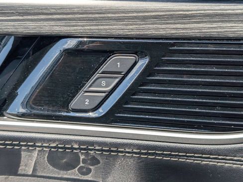 Used 2024 Jeep Wagoneer L Series II RWD image 16