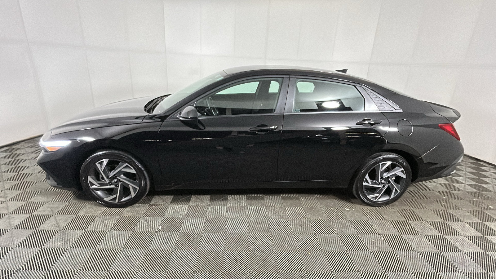 Used 2025 Hyundai Elantra Sport FWD image 7