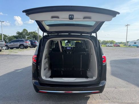 Used 2023 Chrysler Pacifica Touring-L FWD image 31