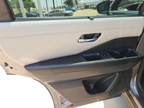 Used 2023 Nissan Pathfinder SL FWD image 12