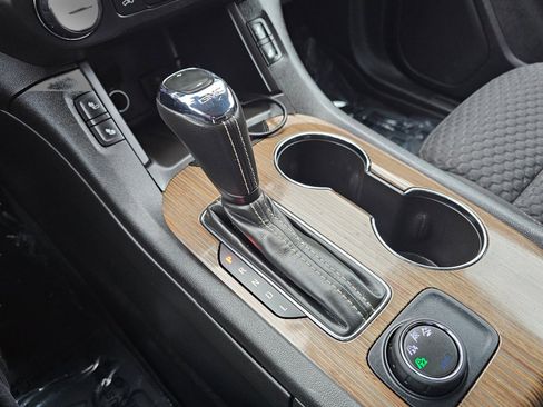 Used 2017 GMC Acadia SLE image 11