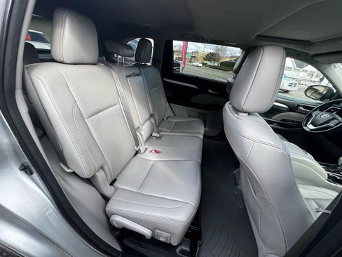 Used 2017 Toyota Highlander XLE image 24