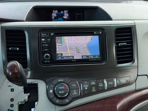 Used 2012 Toyota Sienna XLE FWD image 23