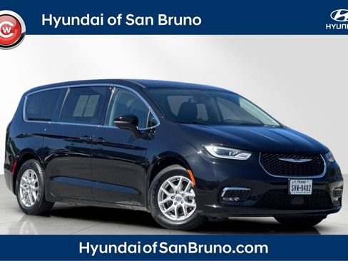 Used 2023 Chrysler Pacifica Touring-L FWD image 1