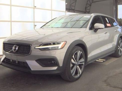 Used 2025 Volvo V60 B5 Cross Country Plus AWD/4WD image 1