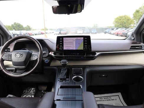 Used 2021 Toyota Sienna Platinum image 13