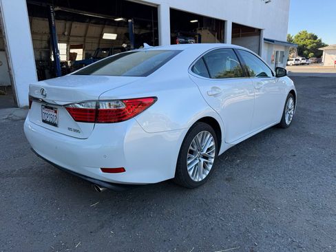 Used 2013 Lexus ES 350 w/ Luxury Pkg FWD image 2