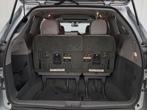 Used 2015 Toyota Sienna XLE image 16