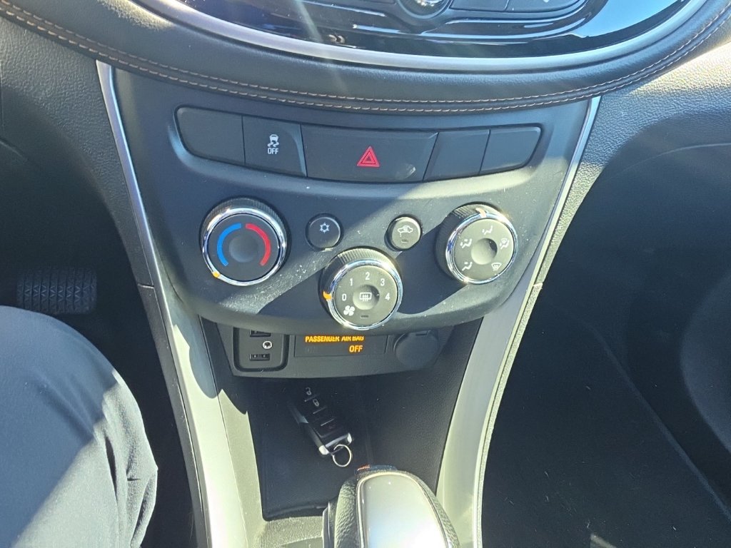 Used 2020 Chevrolet Trax LT w/ LT Convenience Package AWD/4WD image 5
