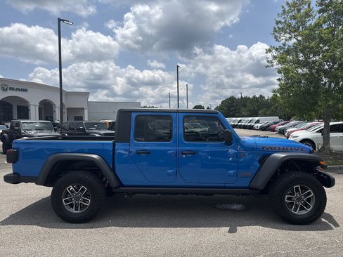 Used 2025 Jeep Gladiator Mojave AWD/4WD image 8