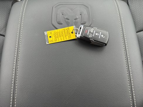 New 2026 RAM 2500 Laramie AWD/4WD image 17
