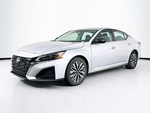 Used 2024 Nissan Altima 2.5 SV image 3