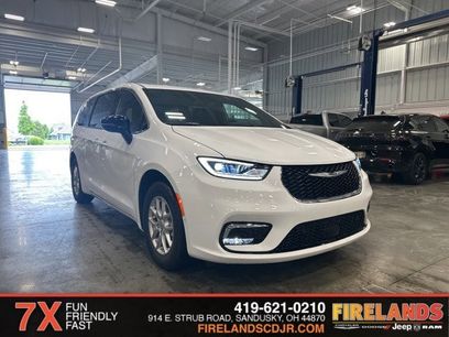 New 2025 Chrysler Pacifica Select