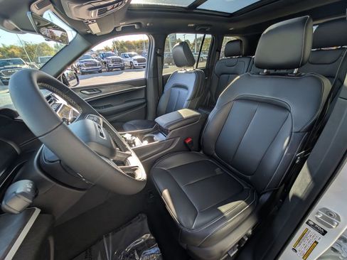 New 2025 Jeep Grand Cherokee Limited w/ Black Appearance Package image 13