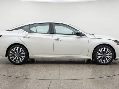 Used 2025 Nissan Altima 2.5 SV image 11