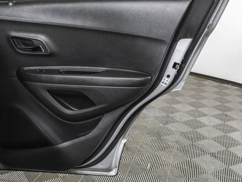 Used 2022 Chevrolet Trax LT w/ LT Convenience Package image 42