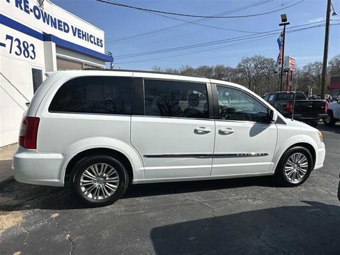 Used 2016 Chrysler Town & Country Touring w/ Driver Convenience Group FWD image 2