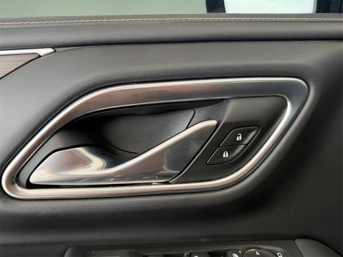 Used 2021 Chevrolet Tahoe Premier w/ Premium Package image 11