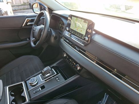 Used 2024 Mitsubishi Outlander SE image 12