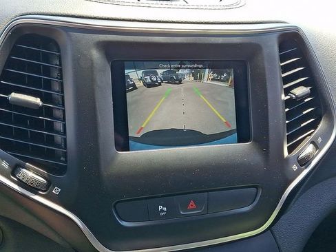 Used 2019 Jeep Cherokee Latitude Plus w/ Cold Weather Group AWD/4WD image 18