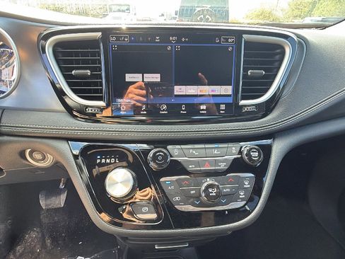 New 2026 Chrysler Pacifica Select image 25