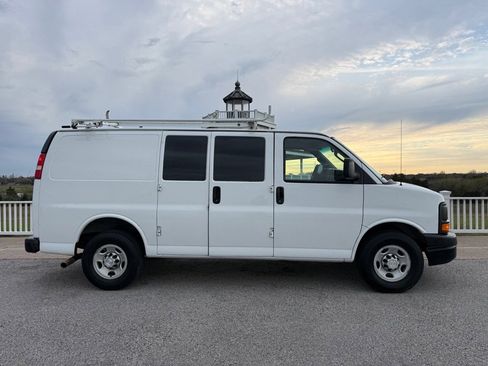 Used 2016 Chevrolet Express 2500 CARGO VAN 135'' image 4