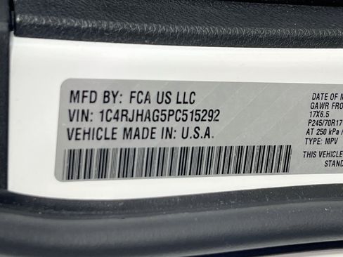 Used 2023 Jeep Grand Cherokee Laredo AWD/4WD image 30