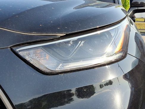 Used 2021 Toyota Highlander XLE AWD/4WD image 8