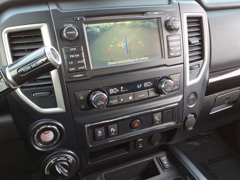 Used 2018 Nissan Titan SV w/ SV Convenience Package image 24