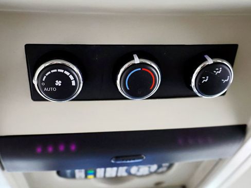 Used 2014 Chrysler Town & Country Touring image 38