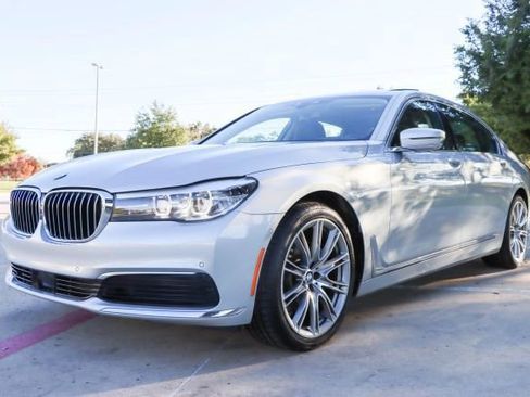 Used 2019 BMW 740i w/ Executive Package image 3