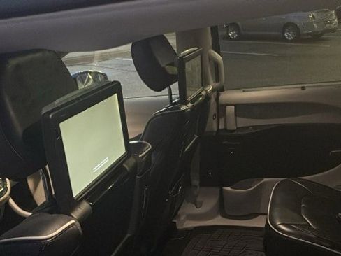 Used 2023 Chrysler Pacifica Limited w/ Uconnect Theater Family Group image 28