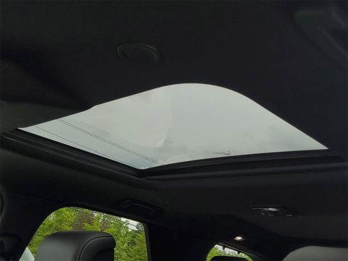 New 2025 Land Rover Discovery Dynamic SE image 8