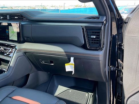 Used 2025 GMC Sierra 2500 AT4 w/ AT4 Premium Plus Package AWD/4WD image 19