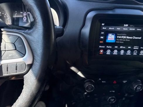 Used 2018 Jeep Renegade Latitude w/ Cold Weather Group AWD/4WD image 15